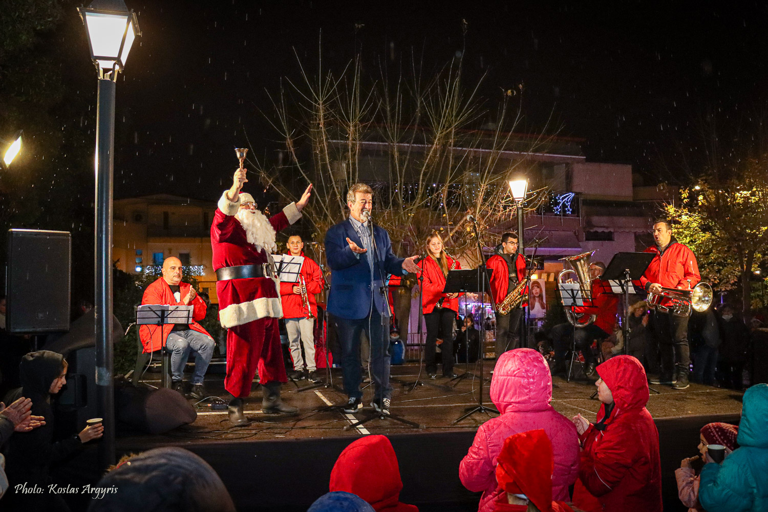 Με το άναμμα του Χριστουγεννιάτικου Δέντρου στη Νεάπολη συνεχίζεται σήμερα ο κύκλος των λαμπρών εκδηλώσεων του δήμου Νεάπολης-Συκεών